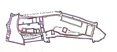 Grundriss: rot = romanischer Kernbau; braun = gotische Erweiterungen (14. Jh.); violett = Erweiterungen im 15. und 16. Jh.