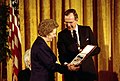 Başkan George H. W. Bush tarafından, Birleşik Krallık Başbakanı Margaret Thatcher'e verilen madalya, 7 Mart 1991.