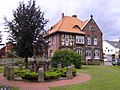 Die ehemalige Gemeindeschule und der Marktbrunnen