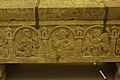 Die Säulen der Arkaden sind als Ädikulä ausgeführt. In den mittleren Feldern der kniende Bischof Adeloch (mit Stab) vor dem segnenden Christus und einem Engel. Deckel laut Inschrift aus dem Jahr 830.