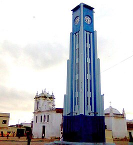 Klokkentoren Coluna da Hora met de katholieke kerk Nossa Senhora do Rosário in Pombal