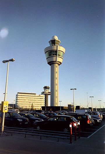 DHuidige verkeerstoren op Schiphol en links daarvan zijn voorganger.