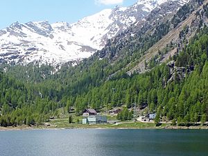 Der Weißbrunnsee mit dem Kraftwerk Weißbrunn