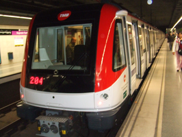 Een metrostel van lijn 2 in station Sagrada Família