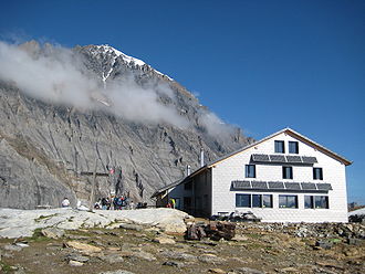 Lötschenpasshütte nach Umbau, Sommer 2008; im Hintergrund die Ostwand des Balmhorns.