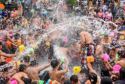 "Perang air", sebuah tradisi tahun baru di Suwat, Gianyar, Bali