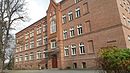 Geschwister-Scholl-Gymnasium (Haus II) mit Haupt- und Seitenflügel sowie straßenseitiger Grundstückseinfriedung