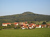 Blick über Bernshausen hinweg ostsüdostwärts zur Stoffelskuppe