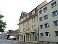 Wohnhaus in halboffener Bebauung und Ecklage