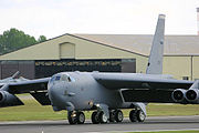 Die Boeing B-52 hat vier Hauptradpaare unter dem Rumpf, jeweils zwei nebeneinander