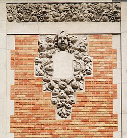 Beaux-Arts decoration of the building, Schuman Roundabout