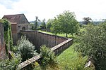 Blick vom nördlichen Geschützturm (Roter Turm) in die Schütt, links Fuchsgraben und Erbacher Zeughaus