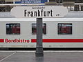 Replik eines historischen Bahnhofsschilds in Frankfurt (Main) Hauptbahnhof