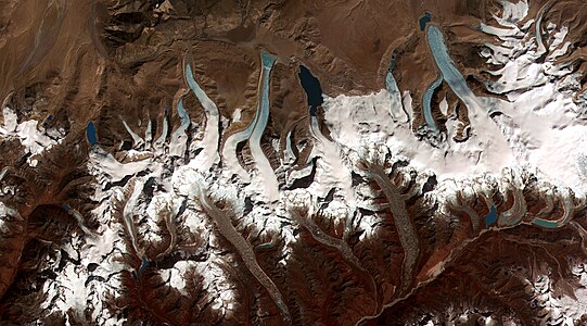 Bhutan'daki Himalaya buzullarının uydudan görünümü. Bu buzulların yüzeyinde son yıllarda hızlı bir şekilde buzul göllerinin oluştuğu gözlemlenmiş. USGS araştırmacıları küresel ısınma ile bu bölgedeki buzul erimesi arasında güçlü bir bağlantı olduğunu keşfettiler. (Üreten: NASA)
