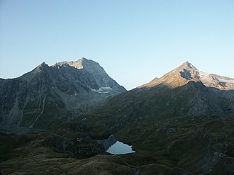 Der Pass von Norden aus gesehen (links: Mont Gelé, rechts: Mont Avril)