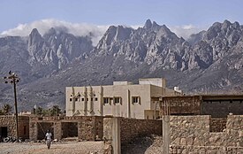 De rostachtige pieken van het Hajhirgebergte gezien vanuit Hadiboh.