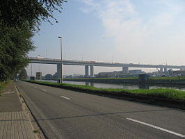 Het viaduct gezien vanuit het zuiden op de Brusselsesteenweg (westelijke vaartdijk)