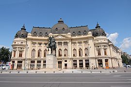 Vedere frontală, incluzând Statuia ecvestră a lui Carol I din București