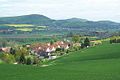 Gezicht op Dehnsen vanuit het noordwesten; op de achtergrond is, vaag, Alfeld zichtbaar