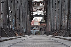 58. Platz: Ajepbah mit Mittelteil der historischen Hubbrücke über die Elbe in Magdeburg, Blick nach Südwesten