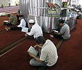 İstiklal Camii'nde Kur'an okuyan Müslümanlar.