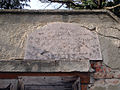 Gedenktafel über dem Friedhofszugang