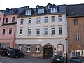 Wohnhaus in geschlossener Bebauung, mit Hintergebäude und Einfriedungsmauer zur Straße Graben