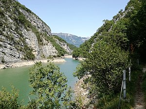 Blick auf den unteren Teil des Sees mit der Staumauer