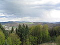 Blick vom Hirschkopf in die Mischzone zwischen Tromm- und Heidelberger-Granit: Kisselbusch, Götzenstein, Buntsandsteinstufe (Hardberg-Stiefelhöhe), Buchklingen zwischen Waldskopf und Geiersberg, Berge südlich des Gorxheimer-Tals (von links)