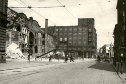 Fotografi fra Ústí nad Labem, hvor et ukjent antall (minst 43) sudettyskere ble massakrert 31. juli 1945. Massakren begynte etter eksplosjon i et ammunisjonslager der mange ble drept. De fleste av byens over 50 000 etniske tyskere var fordrevet noen dager etter massakren. Bildet viser skader etter alliert bombing våren 1945.