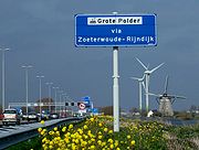 De Zelden van Passe langs de A4, met twee windturbines