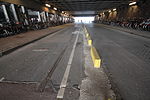 Overblijfselen van het spoor van tramlijn 22, onder de Westertoegangsspoorbrug bij het Centraal Station.