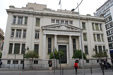 Το κεντρικό κτίριο της τράπεζας Alpha Bank, έργο του Μιχαήλ Λυκούδη (1929) στην οδό Μητροπόλεως.