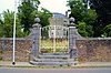 Tuinmuur van Kasteel Borgharen met pilaren en hek