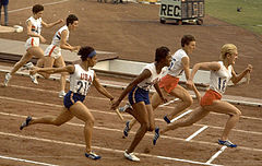 Daphne Arden (ganz links bei der Stabübergabe) belegte Rang vier