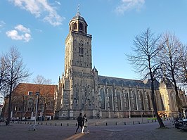 De Lebuinuskerk vanaf het Grote Kerkhof met aan de linkerzijde het restant van de Mariakerk