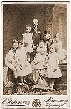 Ο Ερνέστος-Αύγουστος Β', η σύζυγός του Τύρα και τα 6 παιδιά τους