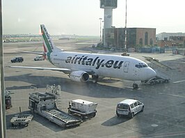 Vliegtuig van AirItaly op de luchthaven van Napels