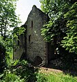 Bild 14: Blick auf die Ostseite der Burgkapelle, mit dem unter der Kapelle zum Kellergeschoss des Palas der Unterburg führenden, hier versperrten Durchgang