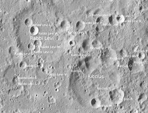 Riccius (rechts unten) und Umgebung (LROC-WAC)