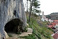 Eingang zur Göpfelsteinhöhle mit Blick auf die Altstadt von Veringenstadt