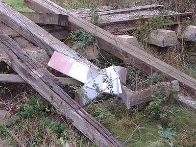 Dieses Andreaskreuz war mitsamt dem dazugehörigen Bahnübergang der Sulinger nördlichen Entlastungsstraße im Weg und wurde daher ziemlich unsanft aus eben diesem geräumt.