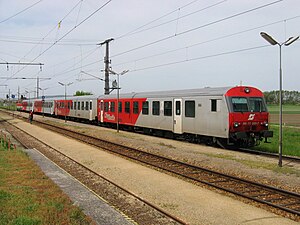 Ein Zug mit der Lokomotive 1142 627 in Michelhausen