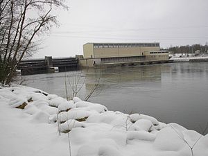 Das Kraftwerk mit dem Stausee Bertoldsheim im Vordergrund