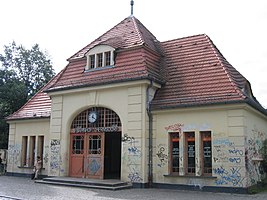 Empfangsgebäude am nordöstlichen Eingang, 2007