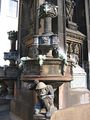 Cholerabrunnen, Detailansicht Zwerg getragener Eckturm
