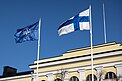 Flaggen der NATO und von Finnland in Helsinki