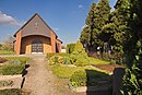 Friedhof mit Mauer, Grabmälern und Denkmal