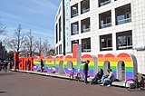 I amsterdam in Regenbooguitvoering bij de Stopera; 1 april 2016.