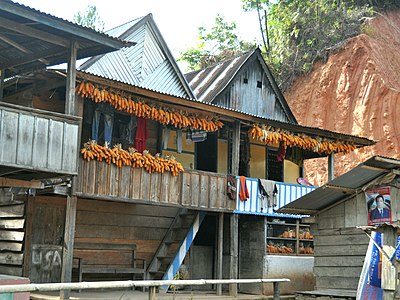 jagung diangin-anginkan di beranda rumah. Sumarorong